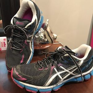 Asics GT 2000 athletic shoes